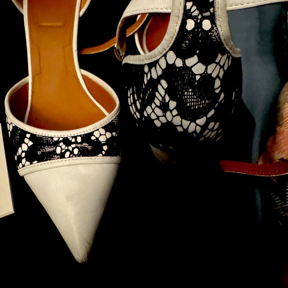 Givenchy Pump in black lace on white lambskin and white Maremma leather
